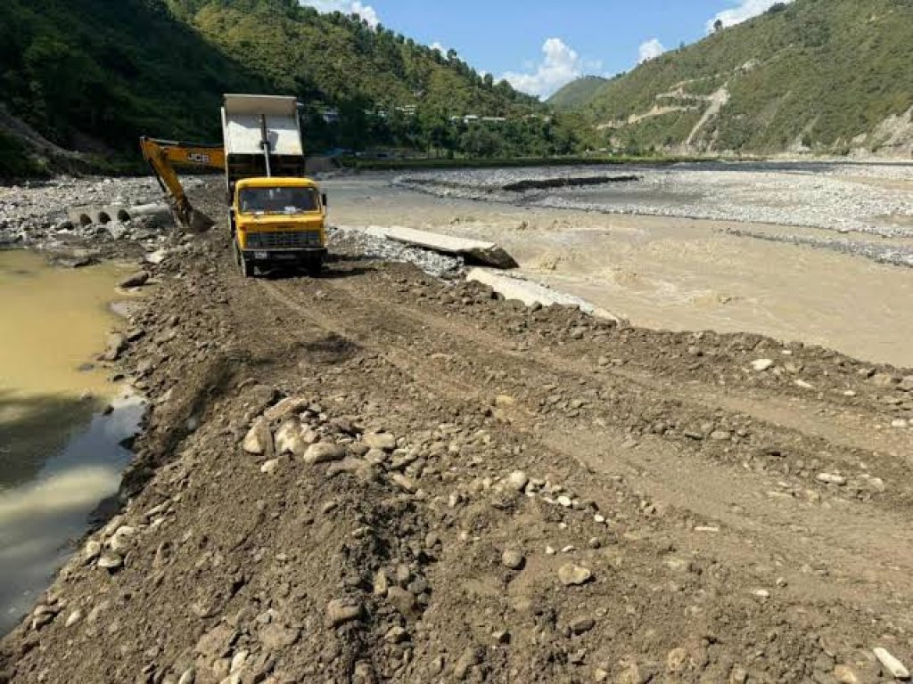   देशका विभिन्न राजमार्ग अवरुद्ध, केही सडकमा राति गाडी चलाउन नपाइने